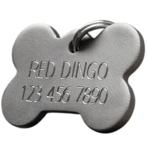 Hondenpenning Red Dingo reddingo titanium bort bortvorm gegraveerd witte achtergrond voorbeeld lichtgewicht hondenpenning